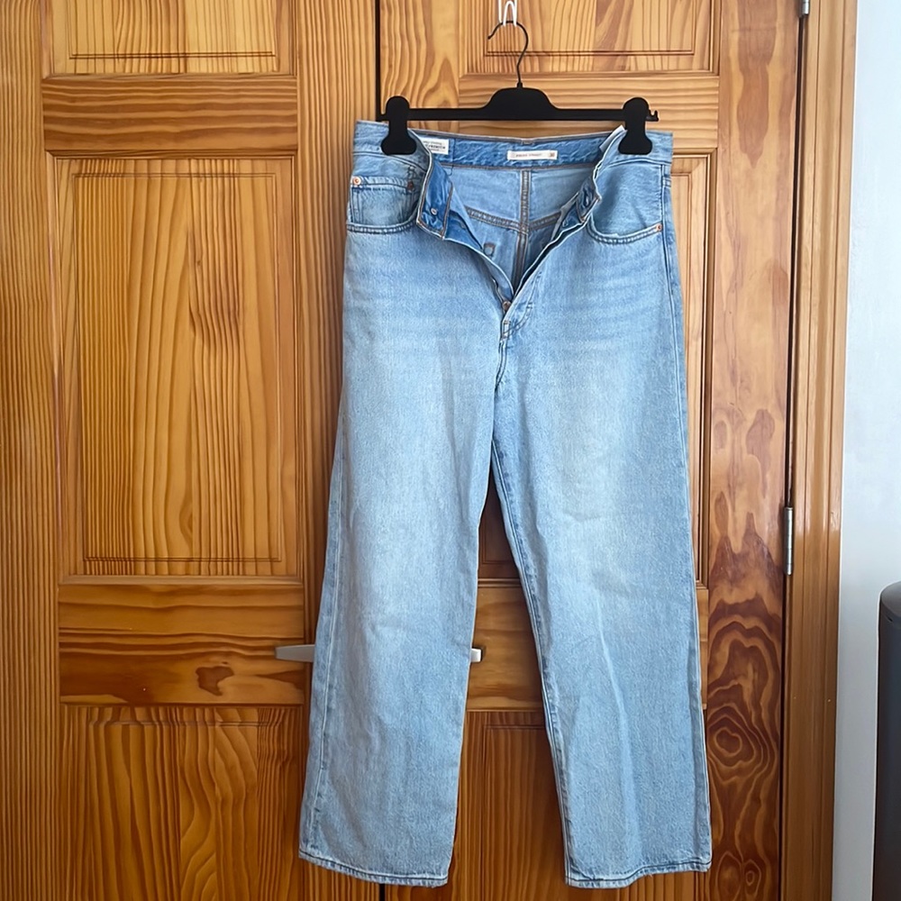 Levi’s Ribcage Straight Lightwashed SIZE 30 x 27L